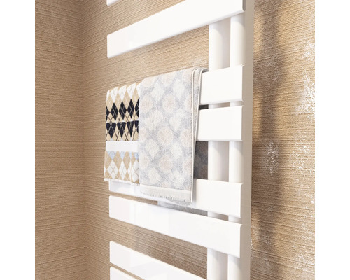 Witte badkamerradiator met handdoeken