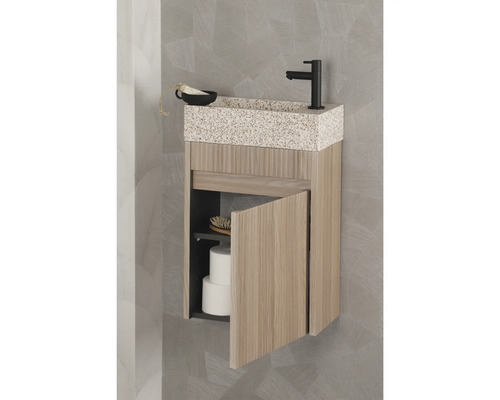 Wastafelcombinatie met open onderkast, wastafel, kraan, zeepbakje, borstel en toiletpapier