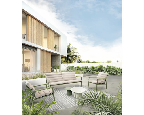 Tuinmeubelset met bank, stoelen en tafel op een terras voor een modern huis