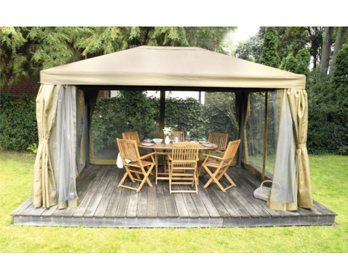 Tuinpaviljoen met houten vloer, tafel en stoelen voor buiten