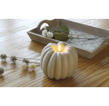 Decoratie met LED pompoen kaars en houten schaal