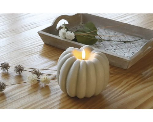 Decoratie met LED pompoen kaars en houten schaal