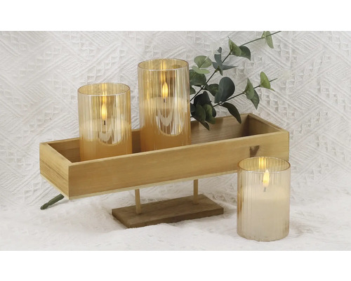 Decoratieve LED-kaarsen in een houten dienblad