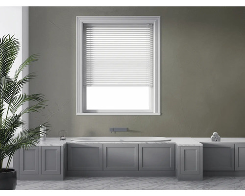 Moderne badkamer met bad, grijs onderstel, wit raam met jaloezie en kamerplant