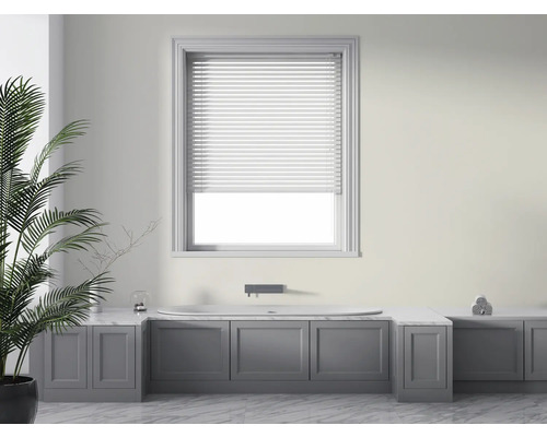 Moderne badkamer met ligbad, jaloezie en kamerplant