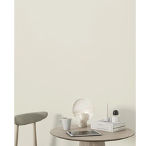 Licht interieur met ronde tafel, stoel, servies, boeken en tablet