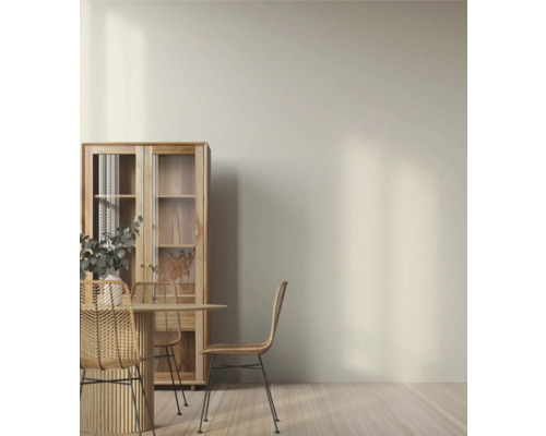 Eetkamer met eettafel, rotan stoelen en houten vitrinekast