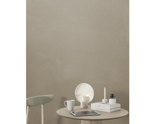 Decoratieve ruimte met tafel, stoel en wanddecoratie