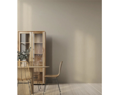 Eetkamer met houten tafel, rotan stoelen en houten vitrine