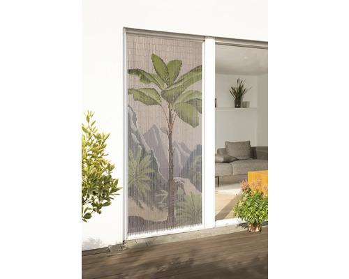 Decoratief bamboegordijn met een opgedrukt jungle motief voor een terrasdeur.