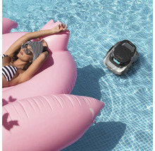 Scene met vrouw op opblaasbare flamingo in zwembad en zwembadreinigingsrobot