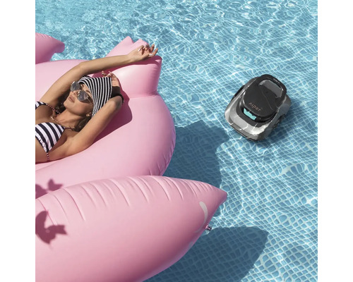 Scene met vrouw op opblaasbare flamingo in zwembad en zwembadreinigingsrobot