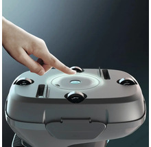 Een robotstofzuiger wordt met de vinger bediend.