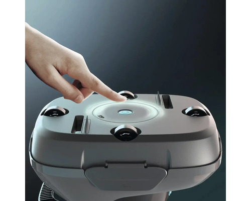 Een robotstofzuiger wordt met de vinger bediend.