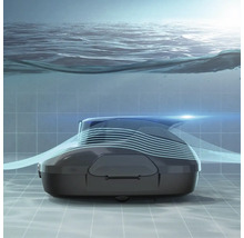 Zwembadreiniger onder water aan het werk