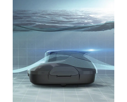 Zwembadreiniger onder water aan het werk