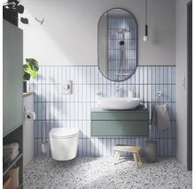 Moderne badkamer met toilet, wastafel, spiegel en tegels