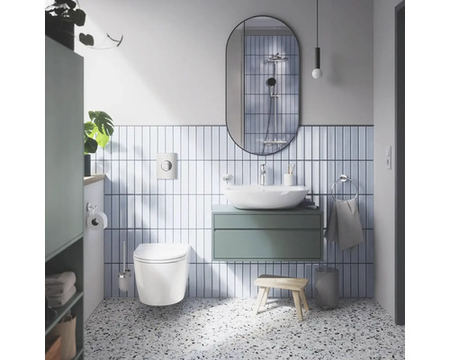 Moderne badkamer met toilet, wastafel, spiegel en tegels