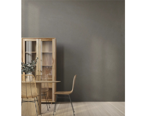 Eetkamer met houten tafel, rotan stoelen en houten vitrine