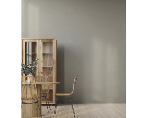 Eetkamer met eettafel, stoelen en houten vitrinekast