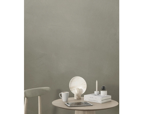 Tafel met decoratie en stoel voor een wand