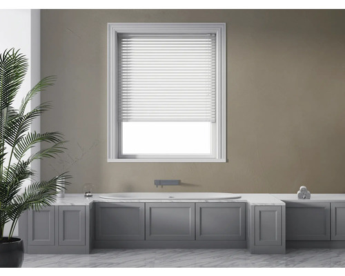 Moderne badkamer met ligbad, jaloezieën en kamerplant