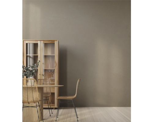 Eetkamer met houten tafel, rotan stoelen en vitrinekast