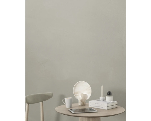 Heldere, georganiseerde scène met tafel, stoel en decoratie