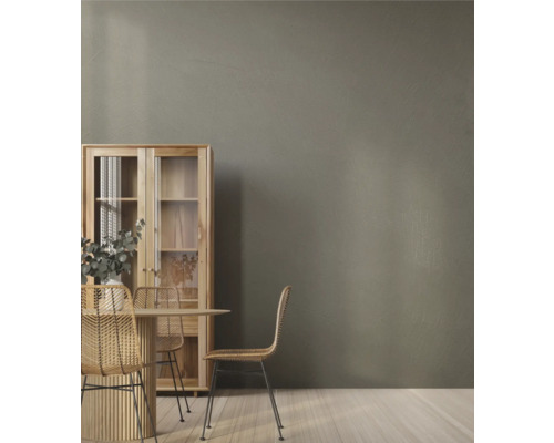 Woonkamer met vitrinekast, eettafel en stoelen in natuurlijke stijl