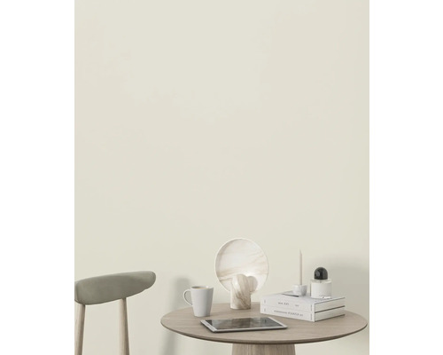 Tafel met tablet, kop, decoratieve objecten en stoel in een lichte ruimte.