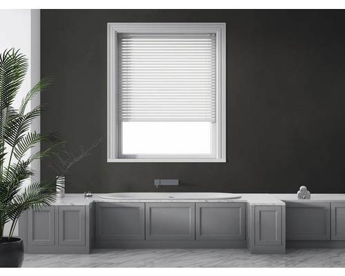 Moderne badkamer met grijze wastafelonderkast, bad en jaloezieën voor het raam