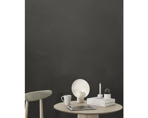 Decoratieve schikking op een ronde tafel voor een donkere wand