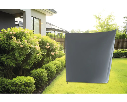 Grijze beschermhoes in de tuin