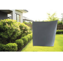 Tuinlandschap met afdekhoes ter bescherming van tuinmeubelen tegen weersinvloeden