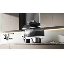 Afzuigkap in moderne keuken boven kookpannen