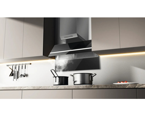 Afzuigkap in moderne keuken boven kookpannen