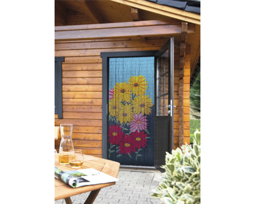 Houten huisje met deur帘 met bloemmotief