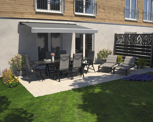 Terras met zonnescherm, tuinmeubilair en privacyscherm