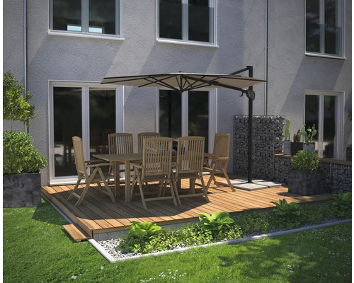Terras met houten vlonder, tuintafel, stoelen en parasol voor de gevel van het huis