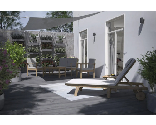 Buitenruimte met zonnescherm, loungemeubels en wandbeplanting voor een moderne tuininrichting