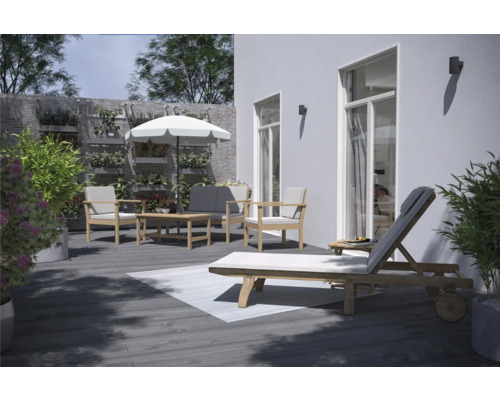 Buitenruimte met tuinmeubelen en parasol op een terras.