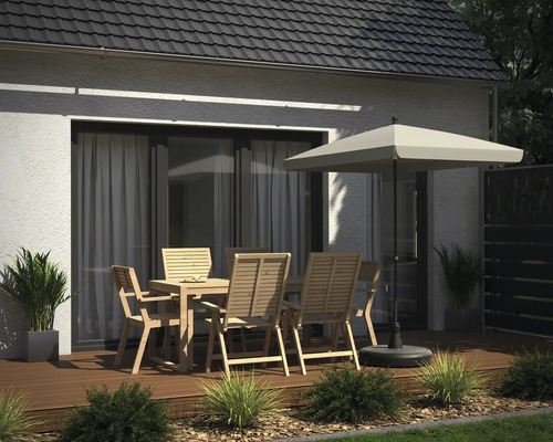 Tuinscène met tuintafel, tuinstoelen en parasol op een houten terras