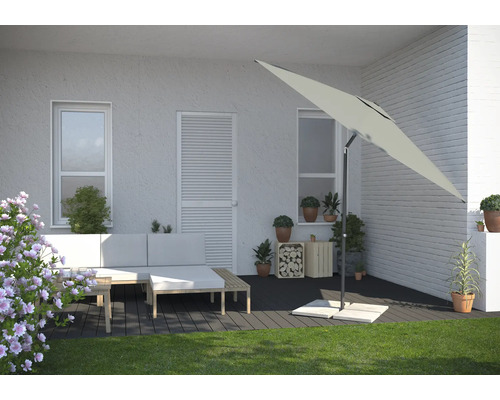 Terras met parasol, loungebank en decoratie