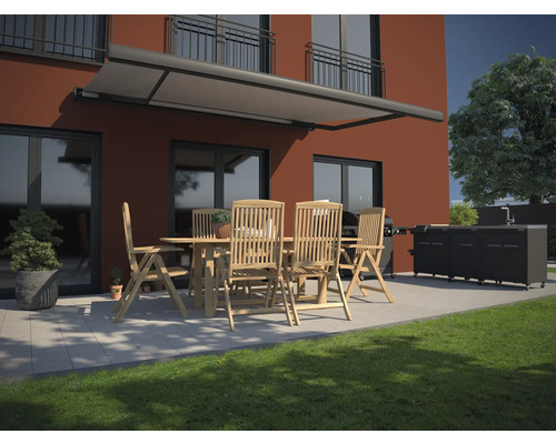 Terrassenscène met zonnescherm, tuintafel, stoelen en buitenkeuken voor een huis