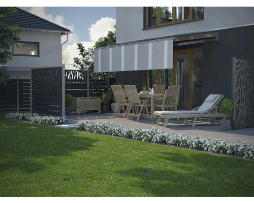 Terras met zonnescherm, tuinafscheiding, tuinmeubelen en ligstoel