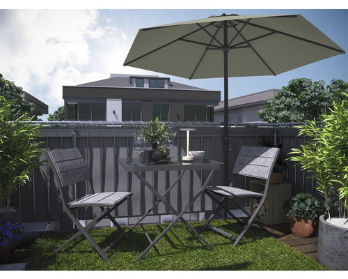 Balkonscène met tuintafel, twee stoelen en parasol