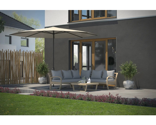 Buitenruimte met tuinmeubelen, parasol en bamboe schutting