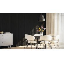 Eetkamer met zwarte wandpanelen, eettafel, stoelen en dressoir