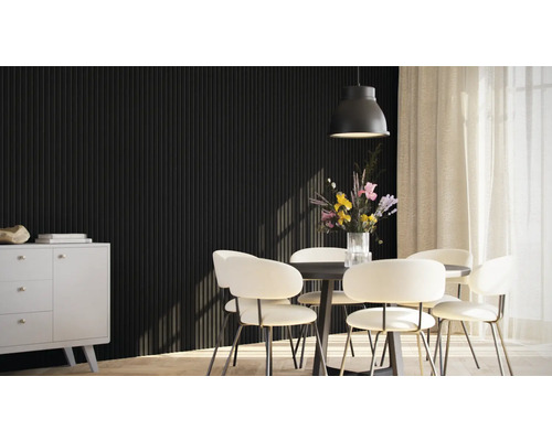 Eetkamer met zwarte wandpanelen, eettafel, stoelen en dressoir