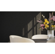 Decoratieve wandbekleding met verticale stroken in de eetkamer